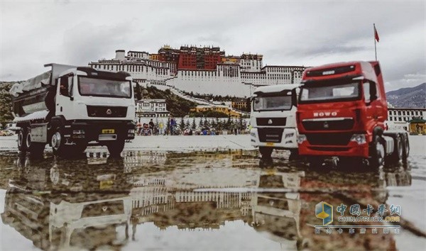 中国重汽“汕德卡”和“HOWO”在布达拉宫