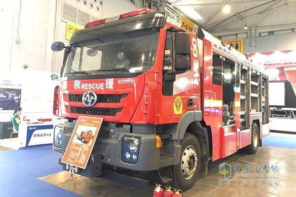 上汽红岩消防车亮相首届国际警用和消防装备博览会