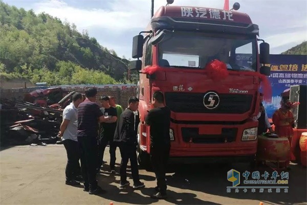 德龙新M3000   LNG牵引车