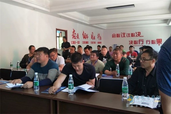 德龙新M3000  LNG牵引车产品推介会现场