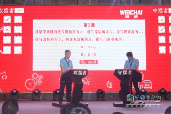选手们通过赛前抽签的方式选出1名攻擂者和10名守擂者，攻守双方展开PK