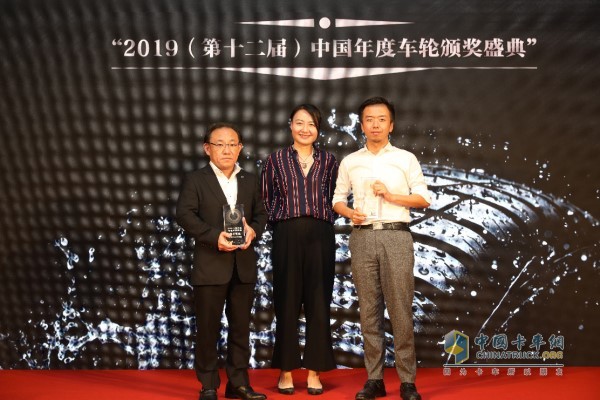 普利司通(中国)品牌市场本部长 井口裕之(左1)出席颁奖礼