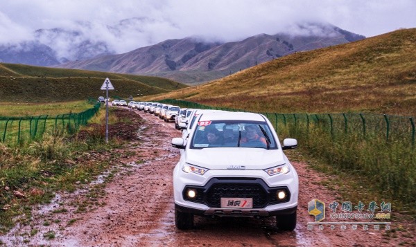 行驶在泥泞道路的的江铃国六域虎7