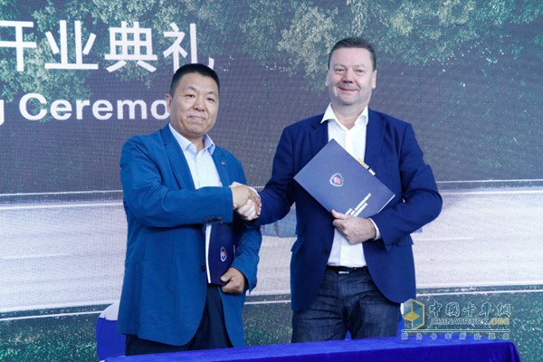 斯堪尼亚中国区总经理文政(Steve Wager)与瑞力汽车董事长贾永存签约