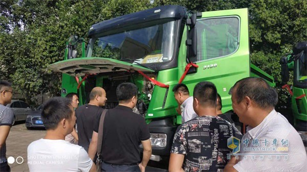 用户参观北奔重汽新型V3渣土车