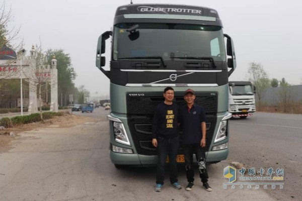 来自新疆库尔勒的90后卡车驾驶员索良（右）