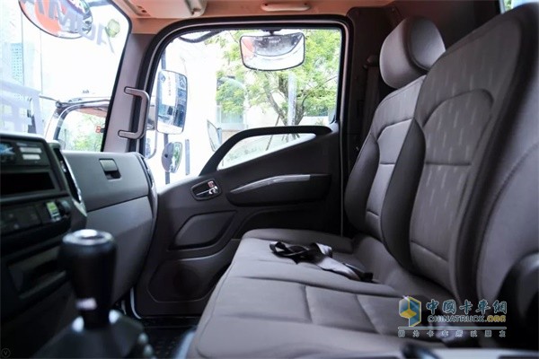 福田欧马可S5超级卡车驾驶室舒适