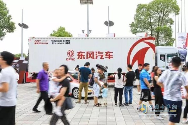 东风多利卡D12凭借63方的大容积优势成为此次护送路上的主力车型