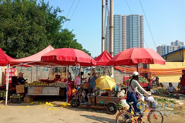 福田祥菱保定市南二环外的北大冉村露天菜市场