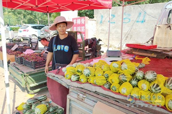 福田祥菱杨姐所在的菜市场，摊位管理费每天3元一米，可分季度交付