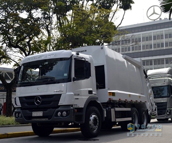 配备艾里逊变速箱的巴西产梅赛德斯-奔驰Atego垃圾车