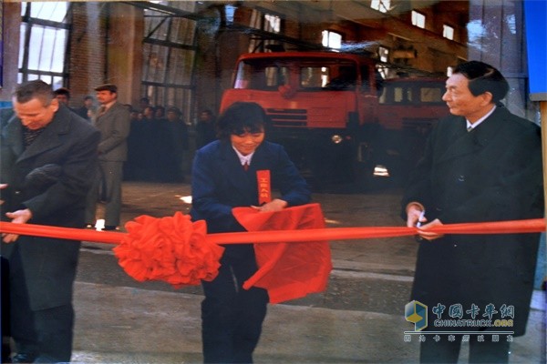 1985年11月10日T815装配线举行投产剪彩仪式时任国家经委副主任的朱镕基出席并题词