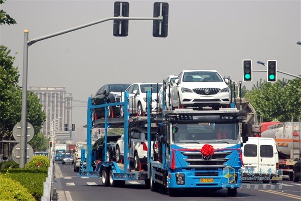 红岩中置轴轿运车“开路先锋”