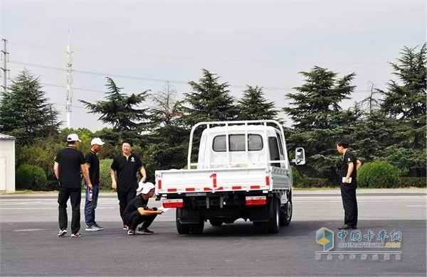 东风股份领导带领东风汽车股份内部客户在试车场展开车辆试乘试驾