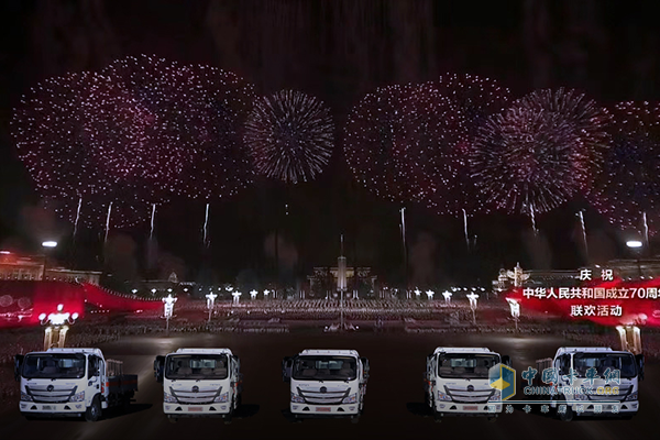 国庆70周年盛典现场承担烟花装置运输、燃放的欧马可S3超级轻卡