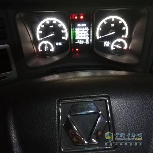 徐工底盘的江苏省彩车正在以4.2公里/小时的速度精确行进