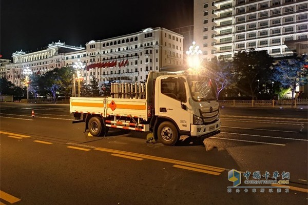 福田欧马可燃放烟花唯一用车在长安街沿线文艺晚会指定地点就位准备执行烟花燃放任务