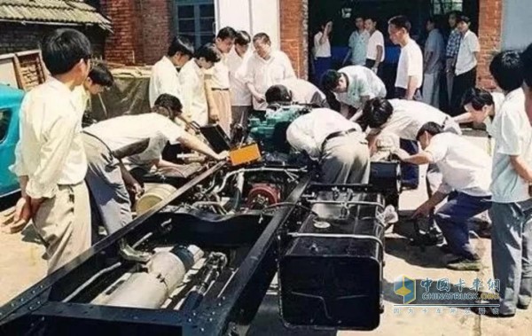 1990年，江淮第一台HFC6700系列底盘研制成功