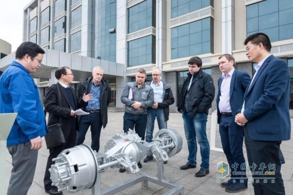 工程师带领的俄罗斯客户技术团队参观了汉德车桥宝鸡工厂