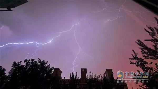 几内亚的雨季电闪雷鸣