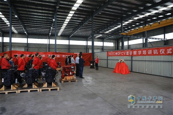 东风康明斯向东风商用车赠送40台国六教学拆装发动机现场