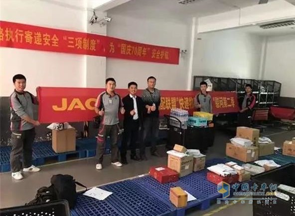 在双十一期间，江淮康铃还将为快递公司网点提供免费借用或车辆租赁方案