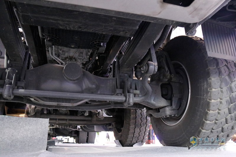 奔驰卡车：不负开采之托 国内首款五轴压裂车交付克拉玛依油田