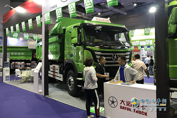 上海国际工程机械展览会所展出的大运N8V智能渣土车LNG版