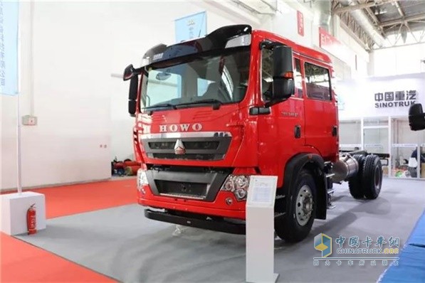 中汽北消为中国重汽设置了单独的展位，展示了中国重汽豪沃底盘的抢险救援消防车等产品