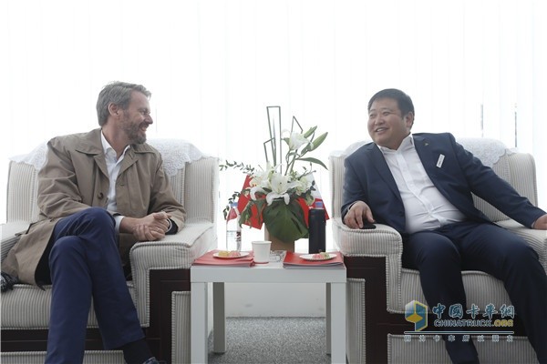 戴姆勒卡客车(中国)有限公司首席执行官科锐铭(Ralf Kraemer)与三一重工领导交流