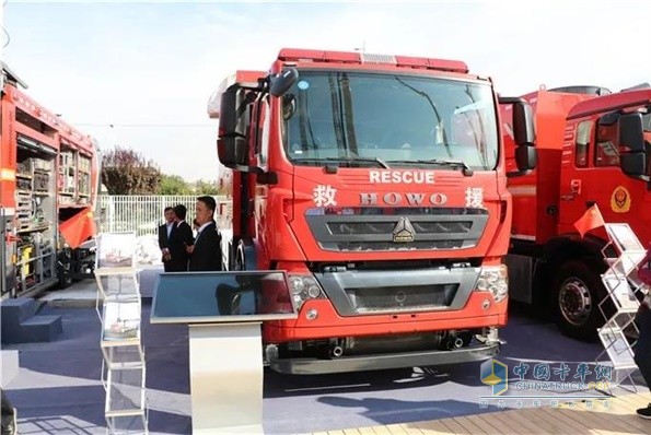 徐州工程机械集团重点展示了搭载豪沃底盘的挖掘抽吸车、多功能抢险救援车和抛沙车