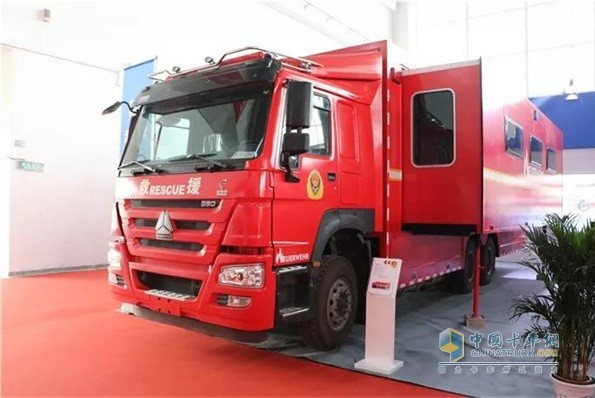 安其正展示了一台搭载豪沃A7底盘的抢险救援消防车
