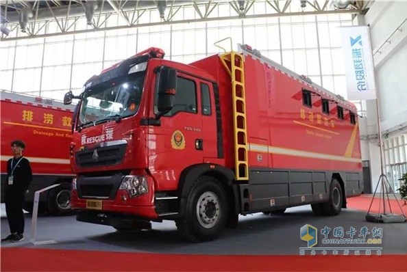 江苏振翔展示了与中国重汽合作的移动卫生车