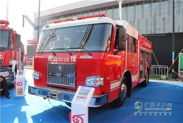 中国重汽独有的美式消防车是其与沈阳捷通合作开发的产品，该车颇具美系狂野风格，是一款抢险救援专用消防车