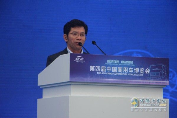 中国汽车流通协会副会长兼秘书长肖政三为开幕式致辞