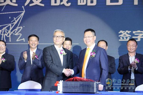 龙蟠科技董事长石俊峰(右一)与明天氢能公司董事长王朝云(左一)签订战略投资及战略合作协议