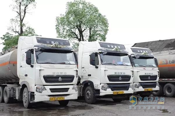 中国重汽 T7H6×4牵引车