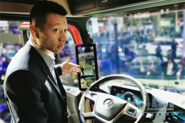 智能版阿克托斯Actros驾驶室用高清显示屏取代了传统仪表盘