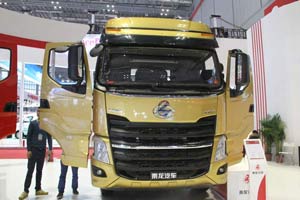 东风柳汽 乘龙H7 6×4平头牵引车