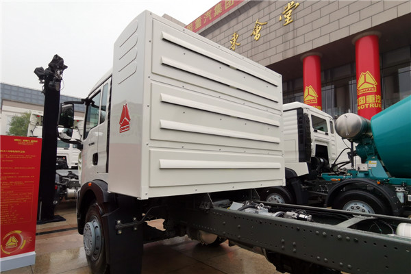 TX5 6×4纯电动环卫车