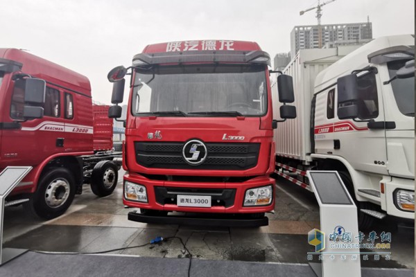 　搭载玉柴YC6J245发动机的L3000的6X2厢式载货车