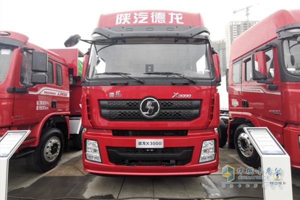 德龙X3000绿通版8X4载货车，搭载潍柴WP10H发动机，400马力输出，1900N·m最大扭矩，同样是空气悬架配置;