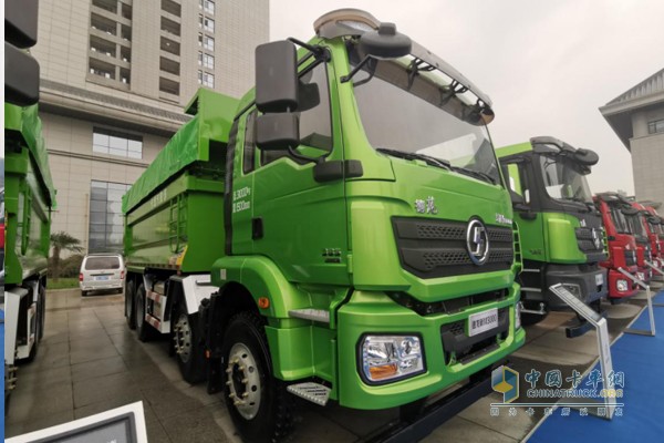 搭载康明斯X12动力的新M3000城建标准版国六渣土车，发动机排量11.8L，功率输出385马力，扭矩2000N·m。