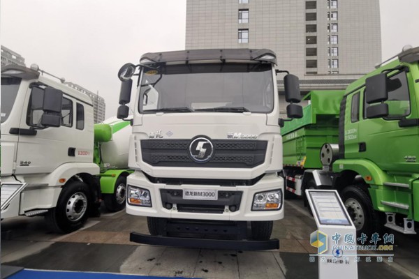 德龙新M3000 LNG标准方量搅拌车，8X4底盘，搅动容量7.7m³