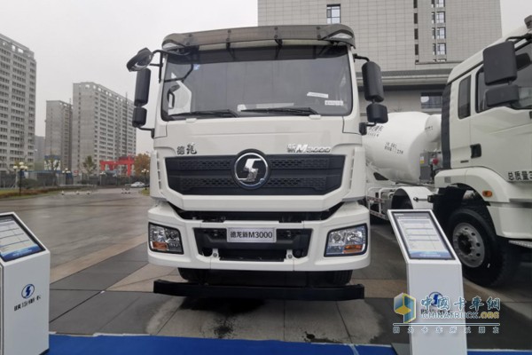 空气悬架承载的德龙新M30008X4搅拌车，搅拌方量7.95m³。