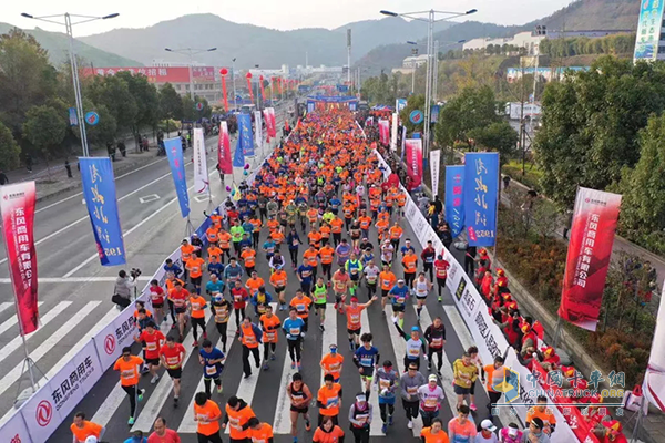 现场近万名参赛选手一齐奔跑的画面形成一道亮丽的风景线