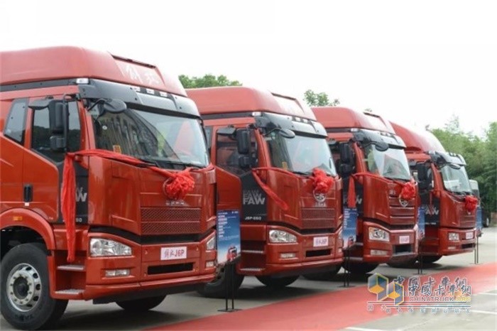 一汽解放新J6P 8X4载货车