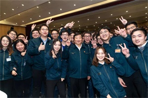 谭旭光与入职大学生分享人生感悟，幸福是用生命奋斗出来的