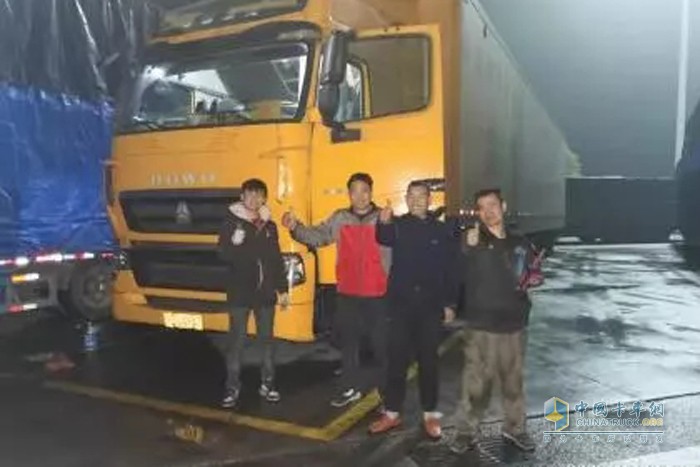 中国重汽 HOWO T7H “亲人”服务  牵引车