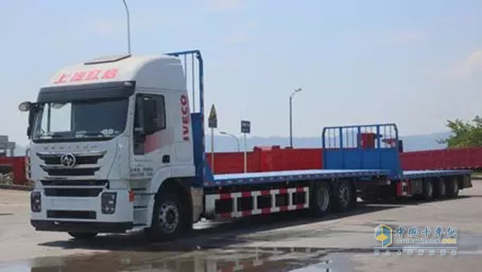 上汽红岩 国六 LNG 牵引车